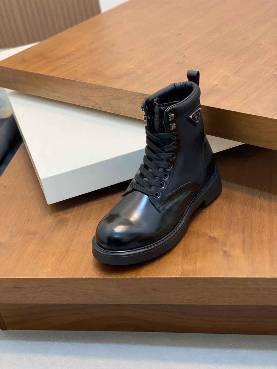 Men's shoes 💰940 PRADA men's latest ultra-light new short wool boots for autumn and winter, two-color blue nylon cowhide leather with eyelets and metal hooks, enameled triangle metal logo, 4m ultra-light serrations Ev a injection rubber concave and convex large particle snowflake pattern anti-slip soles very light and comfortable on the foot Urban modern military boot style design Men's model 39 40 41 42 43 44